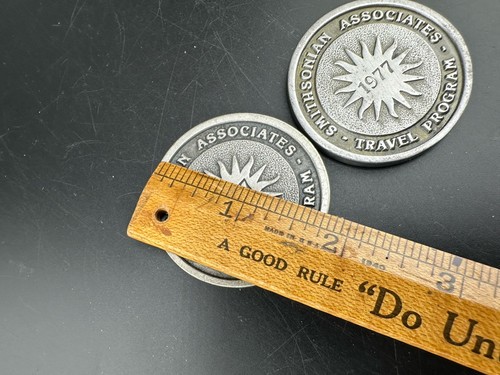 2 diverse monete Smithsonian Associates 1977 gettone programma viaggio commemorativo - Foto 7 di 7