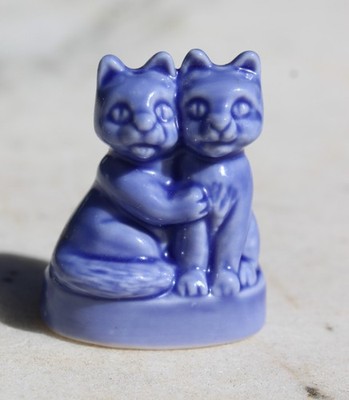 Wade Whimsies Hugging Cats Kittens Miniature Ceramic Figurine England Blue #A