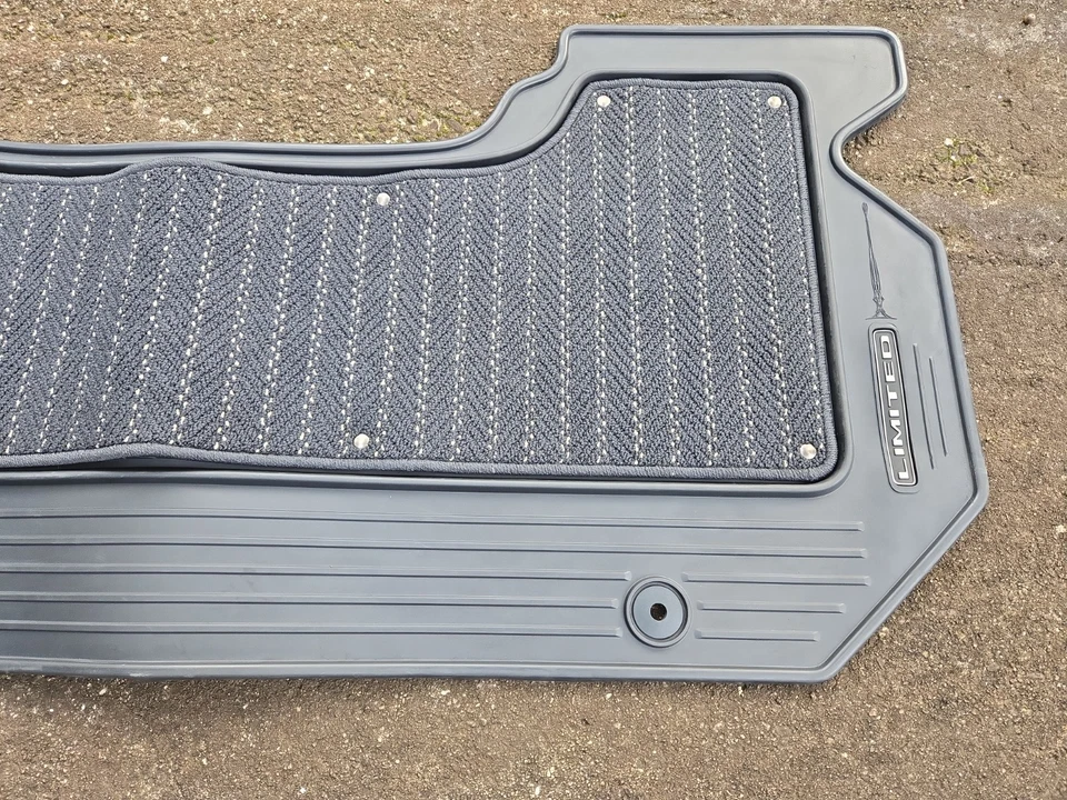 2019-25 RAM 1500 5TH GEN LIMITED FLOOR MAT KIT-FRONT & REAR SET 6LY06TRMAC OEM - Imagem 4 de 4