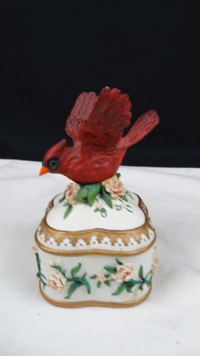 Beautiful Heritage House Trinket box w/cardinal lid - Picture 2 of 10