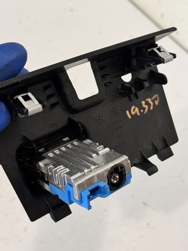 BMW 330 2019 INTERFACE USB-C PORT DE CHARGE PRISE AVEC GARNITURE OEM 6807232 - Photo 5 sur 5