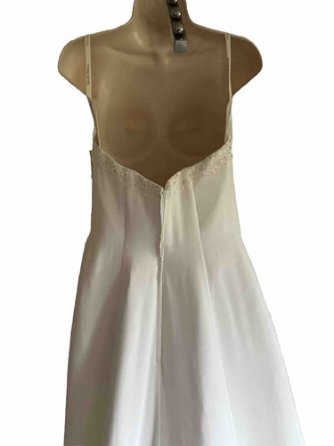 Vestido de novia David's Bridal $399 sin tirantes cuentas gasa alineado 4 capas inferior 8 - Imagen 16 de 24