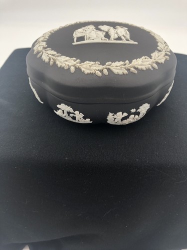 Wedgwood JASPERWARE Black Large Scalloped Candy Box & Lid England - Picture 2 of 6