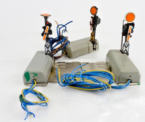 LOT OF 3 MARKLIN HO SCALE DISTANT SIGNAL SOLD AS JUNK OR SPARE PARTS ONLY