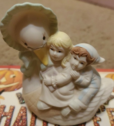 1989 Vintage Mother Goose Ceramic Figurine by BAND CREATIONS - Picture 2 of 5