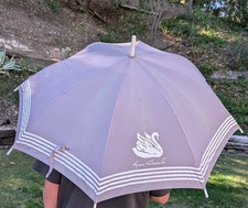 Vintage Gloria Vanderbilt Swan Head Umbrella Light Purple W/Cream Colored Handle