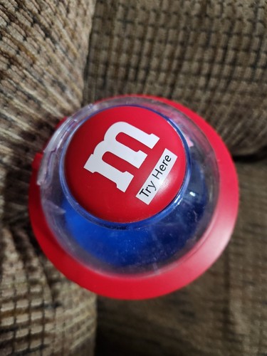 Dispensador de caramelos M&M's World 12 pulgadas limpio 2022 rojo azul remolino deslizable dispensador - Imagen 2 de 6