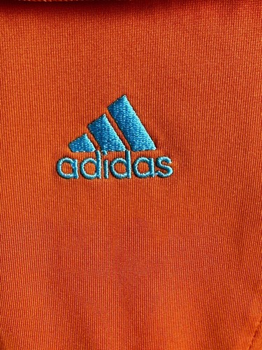 Polo de golf Adidas grande para hombre naranja y gris gráfico bordado logotipo y aberturas laterales - Imagen 2 de 8