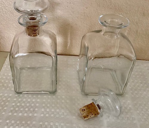 Klassische Glasdekanter - Menge zwei (2)