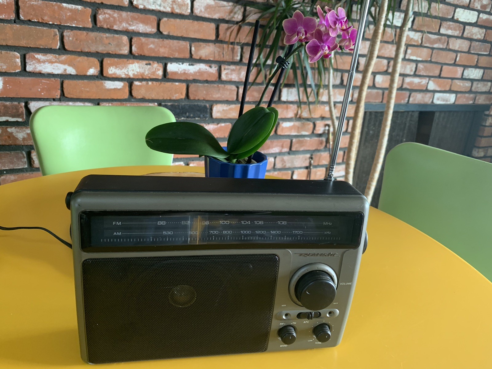 Vintage REALISTIC 1980s Portable AM/FM Retro AC Emergency RADIO 12-639 ...