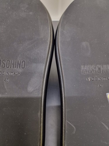 MOSCHINO Sandali slide in pelliccia sintetica con logo lettering - UK 7 / EU 40 - £390 - Foto 15 di 17