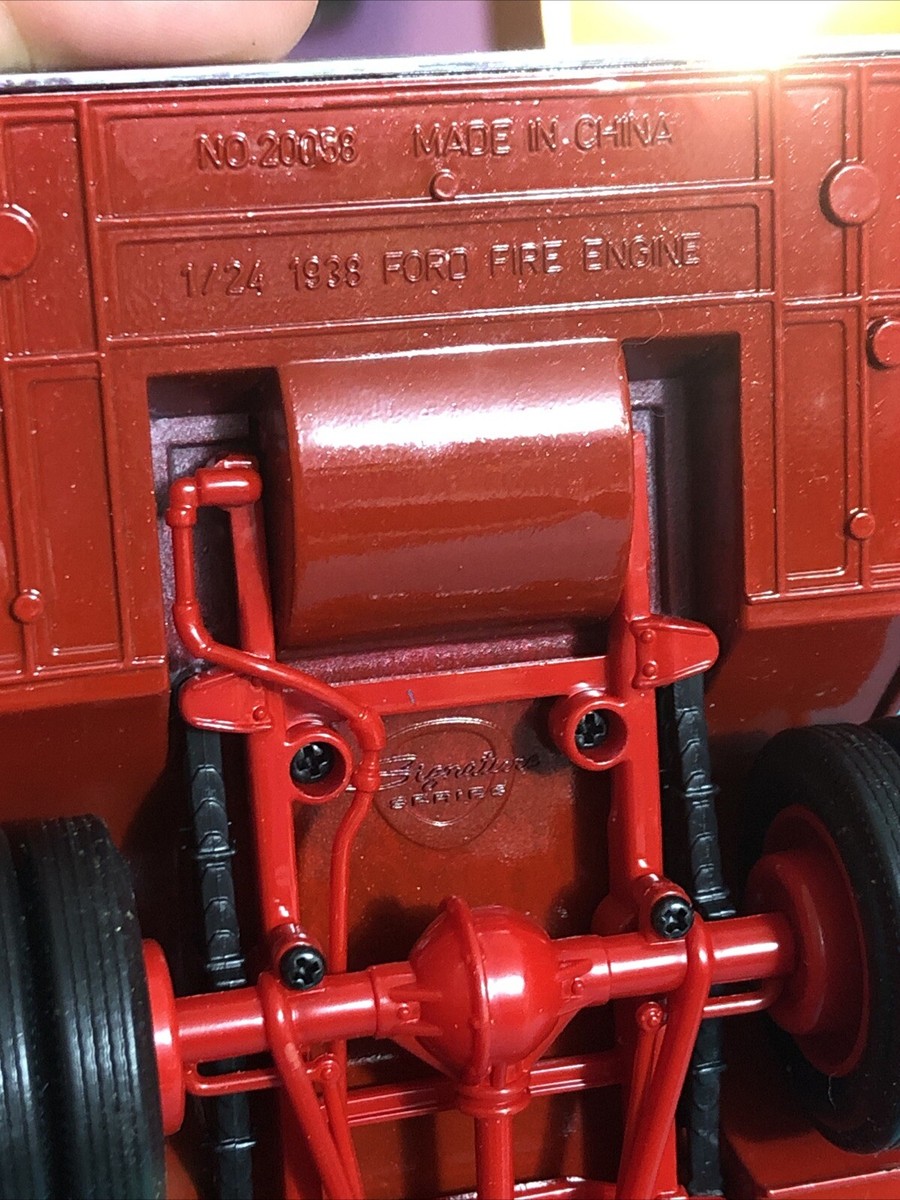 ROAD SIGNATURE SERIES 1938 FORD FIRE ENGINE DIE CAST METAL 1