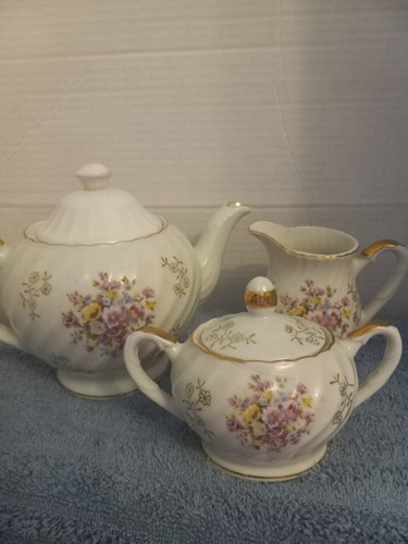 TEESERVICE MADE IN JAPAN TEEKANNE, SAHNEKÄNNCHEN UND ZUCKERBLUMEN MIT GOLDRAND