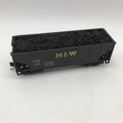 Kadee Norfolk & Western 2-Bay Hopper with Coal HO Scale 3655 - Picture 3 of 12