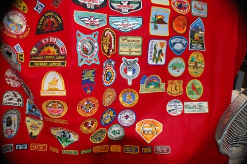Pfadfinder lebenslange Teilnahme Patches auf roter Decke / St. Louis Estate - Bild 9 von 9