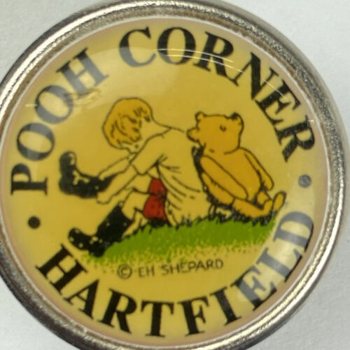 Prendedor de solapa vintage Winnie the Pooh Corner Hartfield East Sussex Vistor Center - Imagen 2 de 3
