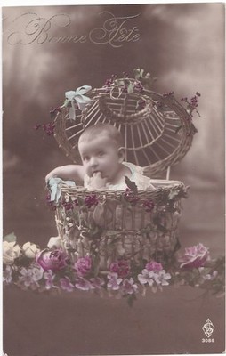 AK Fantasie BABY aus seinem Blumenkorb wünscht Ihnen FROHE FESTTAGE.  Schrift 1900