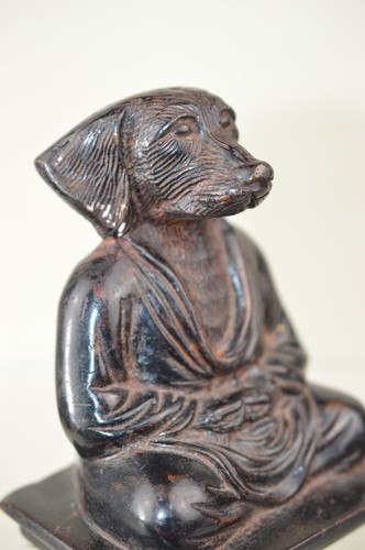 FEIN AUSGEFORMTE BRONZE FIGUR - SITZENDER MEDITIERENDER HUND - CHINA ODER JAPAN - Bild 4 von 8