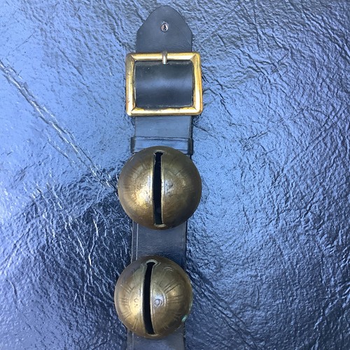 Campanelle slitta vintage su cinturino in pelle fibbia 5 campane misura decrescente incise 19" - Foto 4 di 11