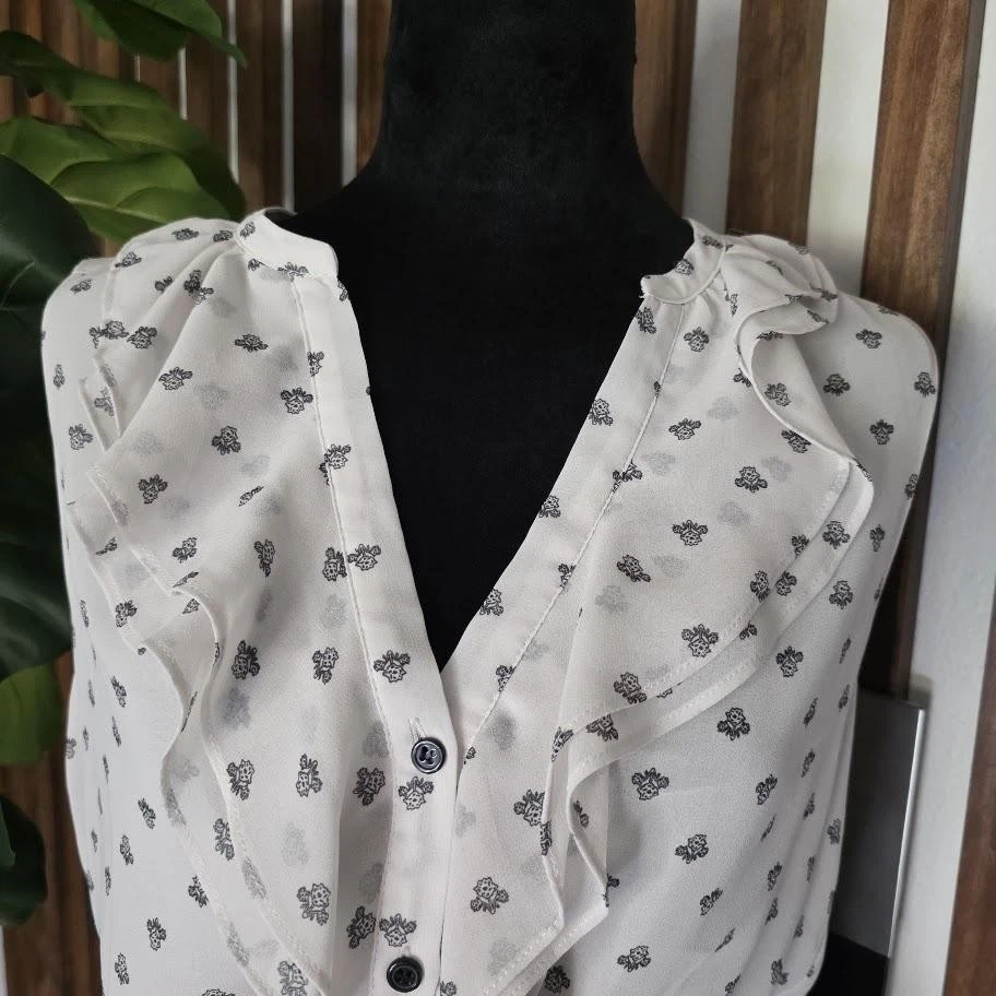 H&M 连衣裙女式 US 10/M- 无袖荷叶边花卉印花纽扣夏季 — 第 4/4 张图片