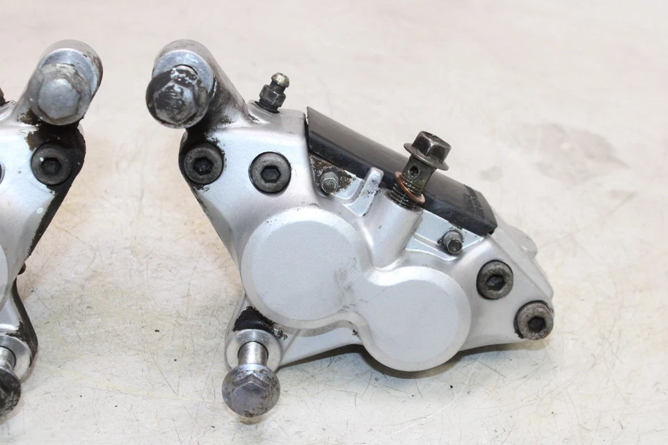 Yamaha FZR600R 1996 OEM Juego de pinzas de freno delanteras derecha izquierda par de pinzas Foto 4 de 4