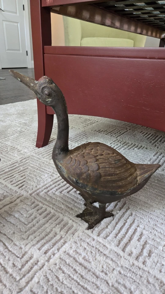 Par de estatuas japonesas de gansos de hierro fundido. Foto 3 de 4