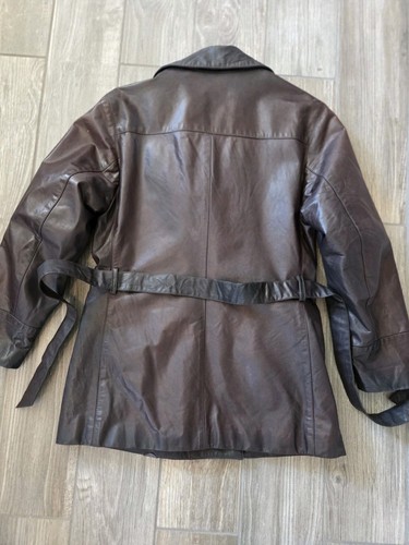 Gabardina de cuero Bally doble botonadura marrón talla 8. Pequeño agujero inferior reparado - Imagen 3 de 12