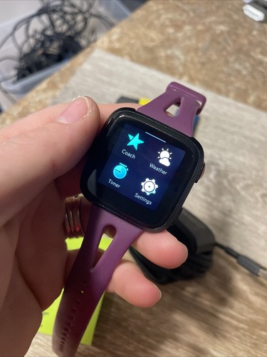 Fitbit Versa FB504 Fitness Smartwatch Black Aluminium w/Extra Bands Large - Picture 4 of 5