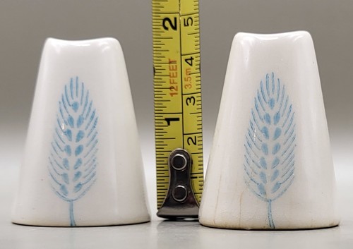 Vintage Small Ceramic Salt and Pepper Shaker Set Blue Feathers Whatnots 1 3/4" - Picture 2 of 9