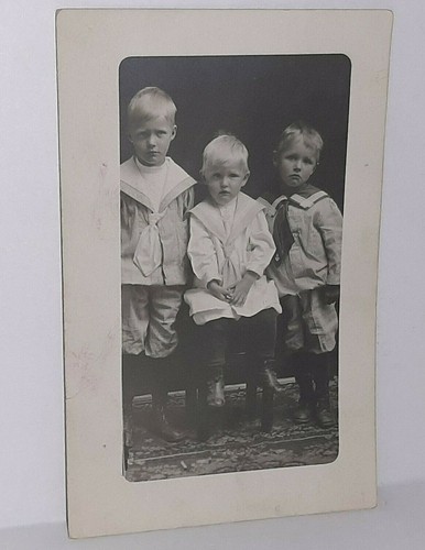 RPPC Foto Drei kleine Jungen in Matrosenanzügen kein Lächeln süßes Bild 20er - Bild 1 von 2