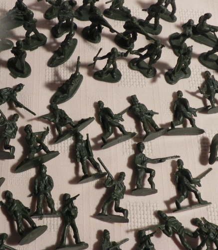 Little Green Army Men - 1  3/8" tall - 82 Figures - preowned - Unbranded (Lot B) - Picture 5 of 6