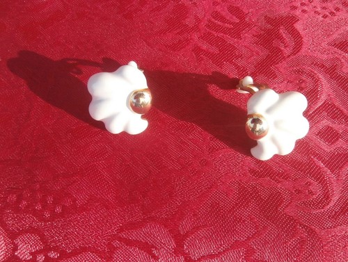 Pendientes de clip floral vintage con acento dorado brillante con pétalos de flores esmalte blanco - Imagen 4 de 9