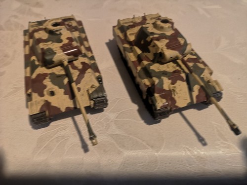 WWII 2x Panzer V Panther Kunststoff gebaut, Gut 1:72 - Bild 2 von 3