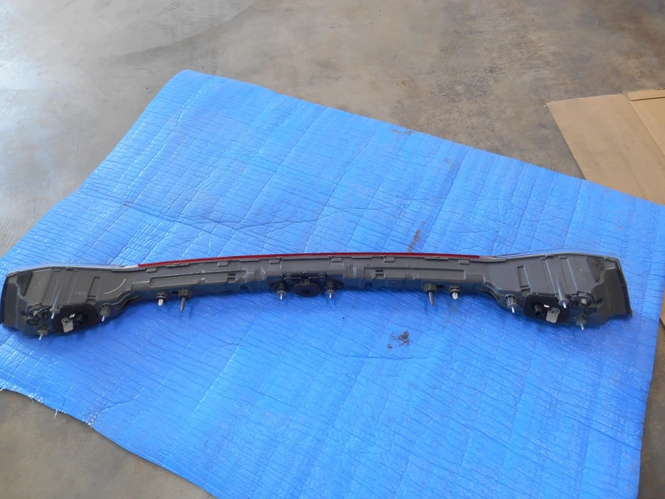 OEM | Luz trasera central Hyundai Elantra 2021-2023 no LED 92409-AA030 Foto 2 de 3