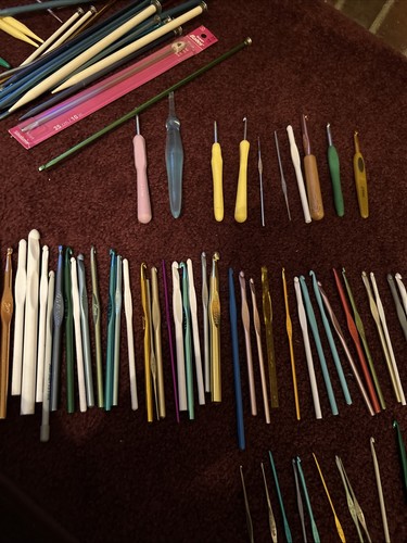 20 Paar plus Stricknadeln + 64 Häkelnadeln und Garn - Bild 7 von 8