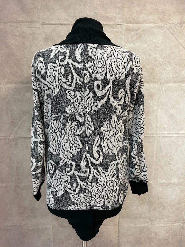 Cárdigan Xhilaration para mujer negro blanco floral frente abierto dobladillo redondo talla L/XL Foto 3 de 4