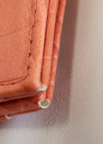 Enzo Angiolini Faux Krokodil Reisebrieftasche mit Geldbörse & Reisepasshülle Koralle - Bild 10 von 10