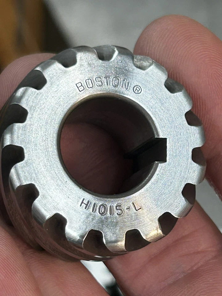 QUANTIDADE 1 ENGRENAGEM HELICOIDAL BOSTON ENGRENAGEM AÇO ENDURECIDO 10 PASSOS 15 DENTES 3/4” FURO ESQUERDO - Imagem 2 de 4