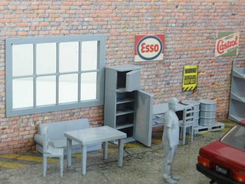 Brick Garage Scene 1:43 Scale – Diorama Model Kit with Service Equipment Display - Picture 6 of 11