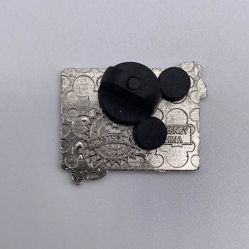 2009 Disney Pirate Flag Skull And Crossbones Pin - Picture 4 of 4