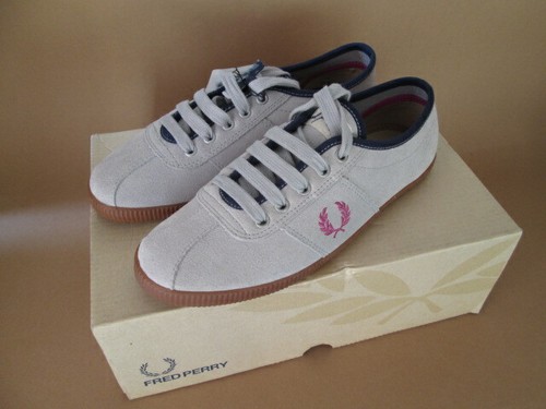 FRED PERRY DONNA FIENO CAMOSCIO GRIGIO/MARINO/ROSA NUOVO CON SCATOLA ED ETICHETTA TAGLIA UK 4 - Foto 1 di 9