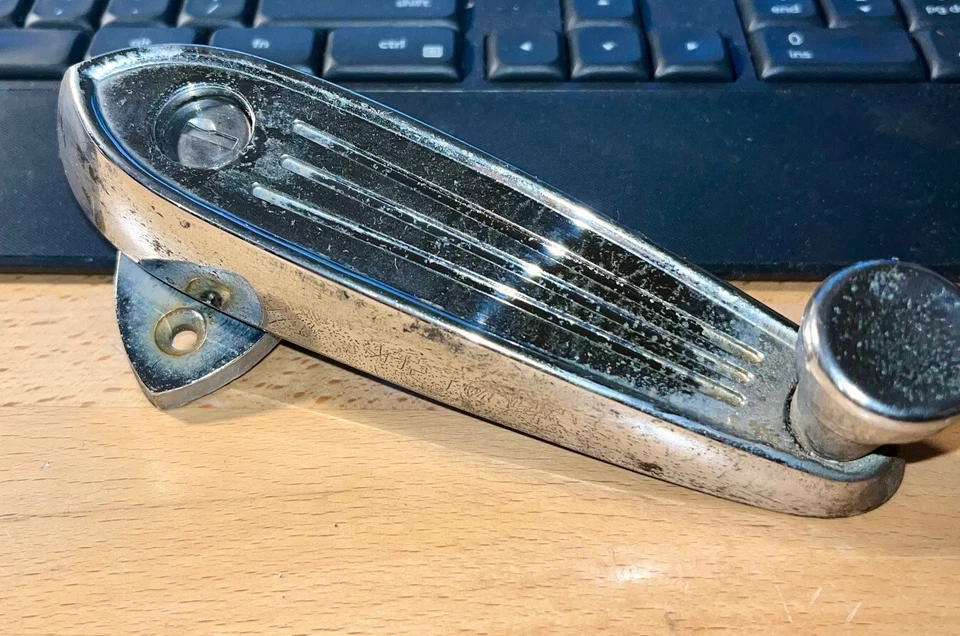 1956 1957 1958 1959 AMC Rambler Ambassador camioneta puerta trasera manija de ventana Foto 2 de 4