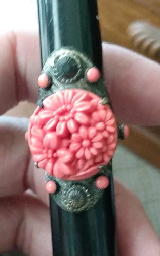 Antique coral colored molded glass and brass adjustable Deco ring, signed NEMCO - Picture 7 of 9