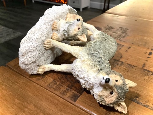 VINTAGE TWO WOLVES WOLF & BABY PUP ON SNOWY MOUNTAIN-TOP FIGURINE SCULPTURE 5" - Picture 16 of 18