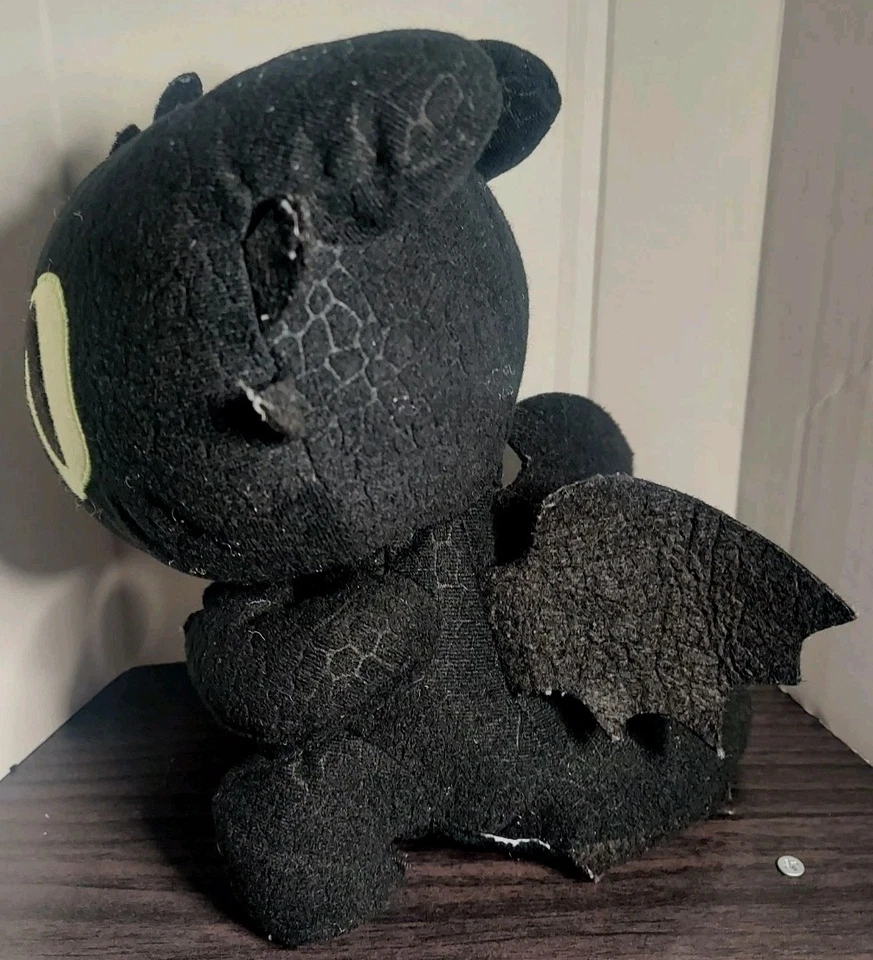 Dreamworks Dragons Toothless Squeeze & Growl 10-Inch Plush Dragon w/ Sounds  - Image 3 of 4