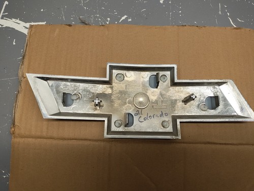 OEM 21-25 CHEVY TAHOE SUBURBAN Colorado FRONT GRILL EMBLEM 84701879 Black - Bild 6 von 7