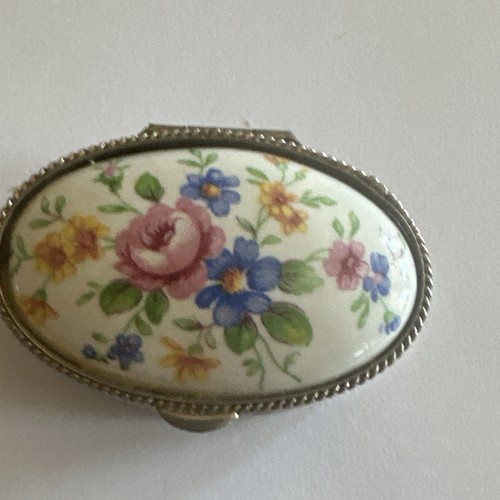Vintage Porcelain Trinket Box/Pill Box - Picture 2 of 6