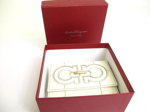 Auténtica Cartera Salvatore Ferragamo Gancini Cuero Blanco Dorado H/W Doble Plegable #a562 - Imagen 12 de 12