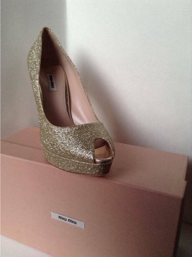 NUEVOS Auténticos Bombos de Plataforma MIU MIU Dorados Brillo Punta de Peep (Talla 41) - Precio de venta sugerido por el fabricante $675 - Imagen 9 de 12