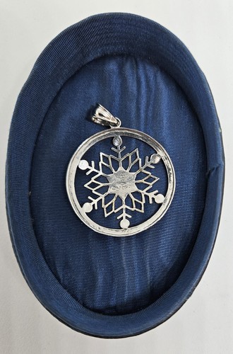 ZRW Sterling Silver Winter Snow Flake Charm Pendant 1 Inch 1.9g - Picture 2 of 3